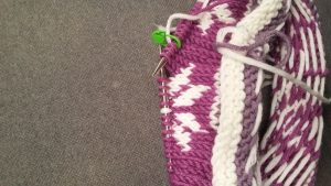 Scopri di più sull'articolo Collo intarsia viola