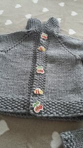 dettaglio bottoni baby cardigan ai ferri