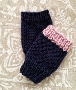 fingerless gloves in blue and pink, free pattern