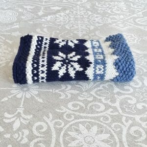 scalda collo azzurro, blu e bianco in calda lana merino (schema gratuito)